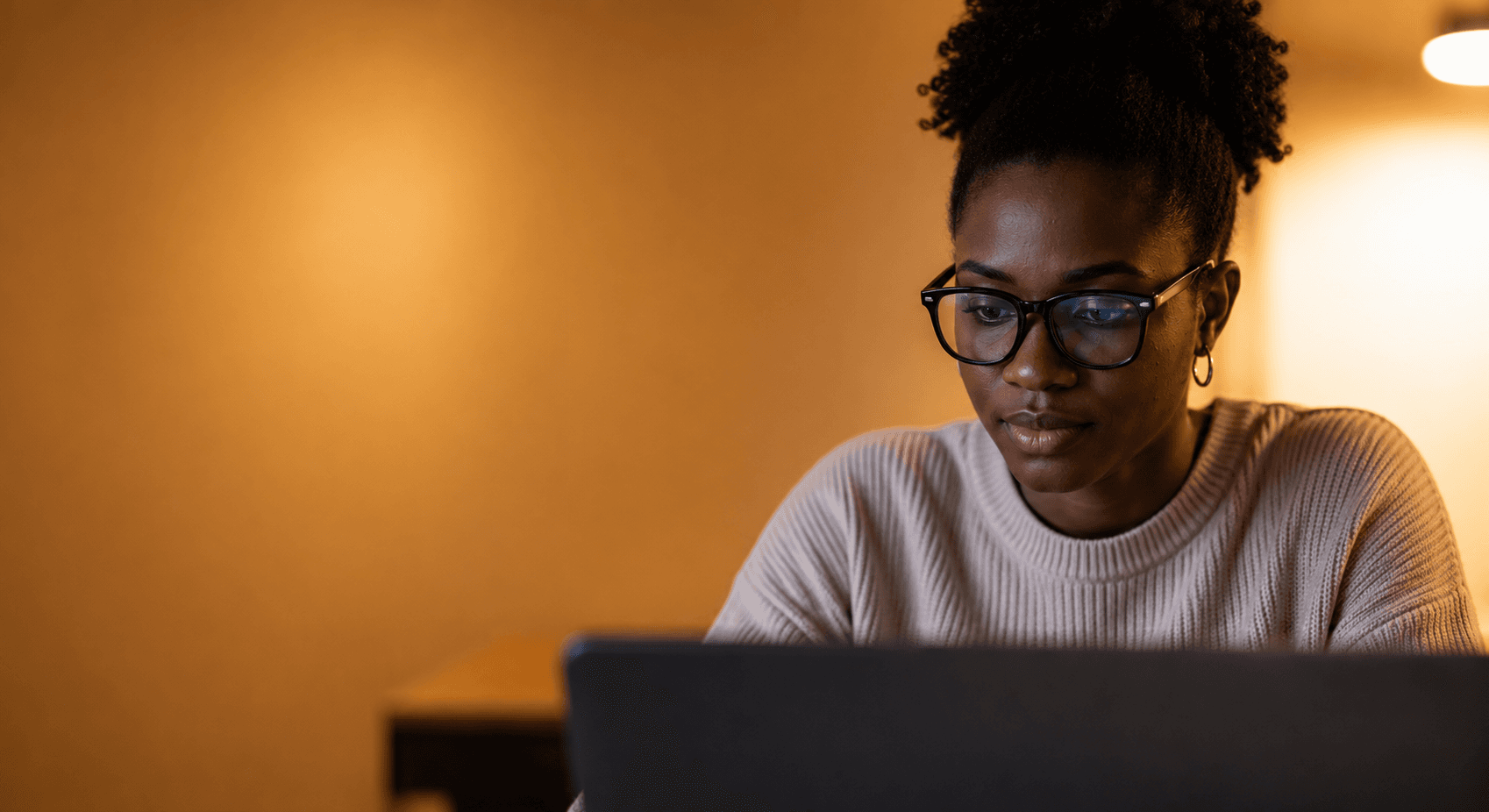 Étudiante suivant un cours en ligne depuis chez elle